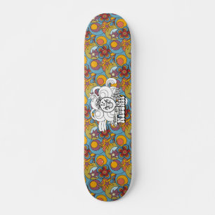 Kleine Miss Naughty mit feinem Hintergrund Skateboard