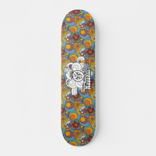 Kleine Miss Naughty mit feinem Hintergrund Skateboard (Vorne)