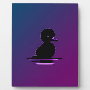 Kleine Niedliche Schwarze Duck Schwimmen Fotoplatte