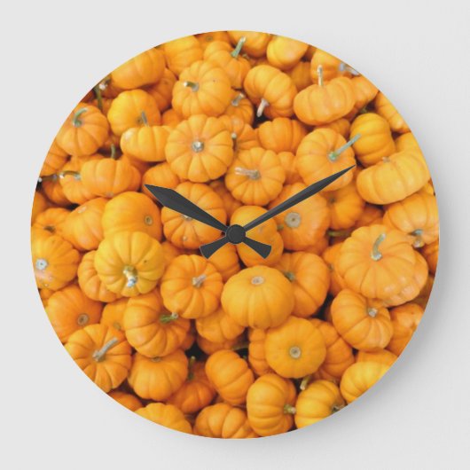 Kleine Orange Fall Harvest Pumpkins Große Wanduhr (Vorderseite)