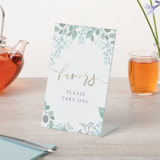 kleine pastellblaue Blüten bevorzugen das Schild f (In SItu)