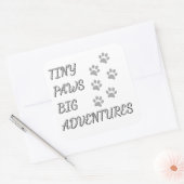 Kleine Pfoten, große Abenteuer Quadratischer Aufkleber (Umschlag)
