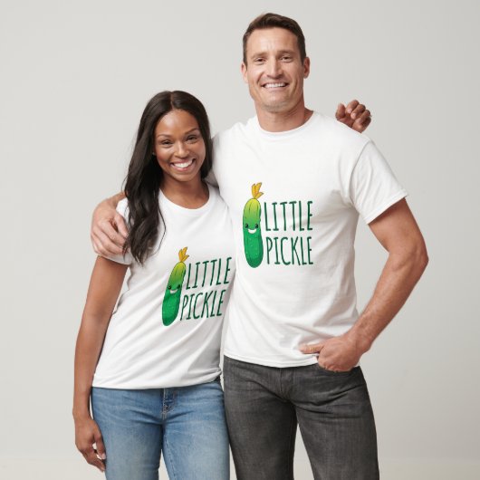 Kleine Pickle Niedliche grüne Pickle mit Sonnenbri T-Shirt (Unisex)