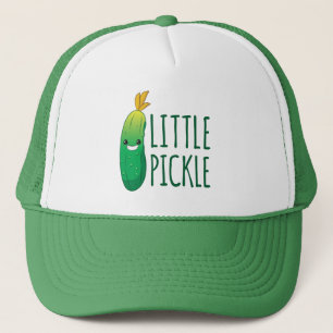 Kleine Pickle Niedliche grüne Pickle mit Sonnenbri Truckerkappe