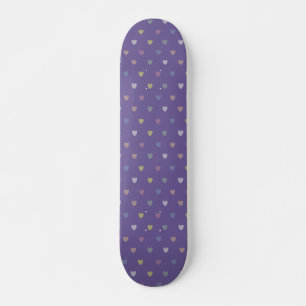 Kleine Polka Herzen auf Ultra Violet Lila Skateboard