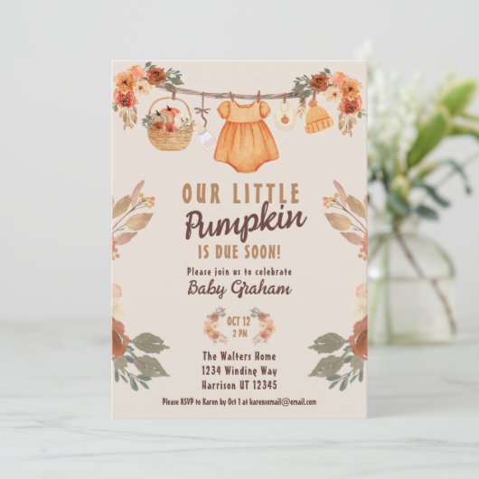 Kleine Pumpkin Clothesline Fall Baby Dusche Einladung (Stehend Vorderseite)