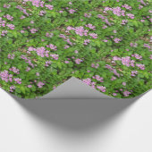 Kleine, rosa, delikate Wildblumen Geschenkpapier (Ecke)