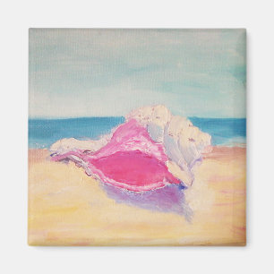 Kleine, rosa Muschel auf Sand durch Sea Magnet