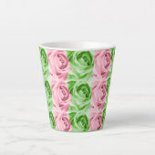 Kleine rosa und grüne Rose Latte Tasse (Vorderseite)