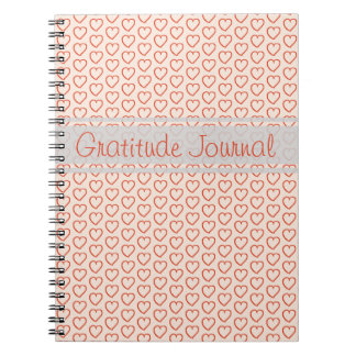 Kleine rote Herzen auf rosa Notizblock