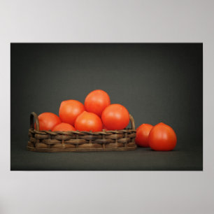 Kleine rote Tomaten in einem Korb auf einem dunkle Poster