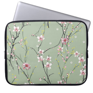 Kleine rote und gelbe Blume auf grünem Hintergrund Laptopschutzhülle