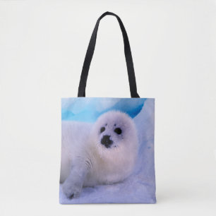 Kleine Sattelrobbenjunge bedeckt mit Schneeflocken Tasche