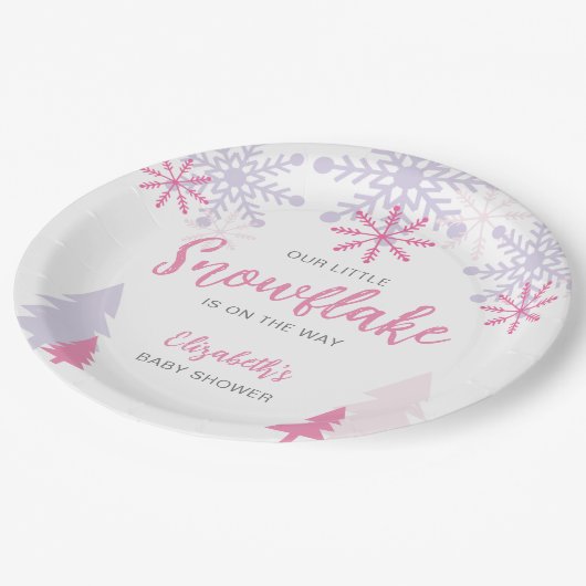 Kleine Schneeflocke auf dem Weg Babydusche Winter Pappteller (Schrägansicht)