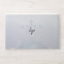 Kleine Schneeflocke im Winterwald