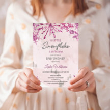 Kleine Schneeflocke ist auf dem Weg zum Winter Bab