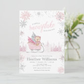 Kleine Schneeflocke ist auf dem Weg zur Winter Bab Einladung (Stehend Vorderseite)