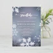 Kleine Schneeflocke ist On Way Boy Baby Dusche Einladung (Stehend Vorderseite)