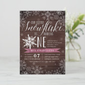 Kleine Schneeflocke Rustikales Holz Erster Geburts Einladung (Stehend Vorderseite)