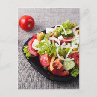 Kleine Schüssel Salat aus natürlichem Gemüse Postkarte