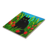 Kleine schwarze Katze in einem Tulip-Garten Fliese (Seite)