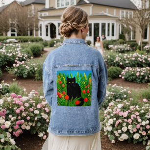Kleine schwarze Katze in einem Tulip-Garten Jeansjacke