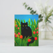 Kleine schwarze Katze in einem Tulip-Garten Postkarte (Stehend Vorderseite)