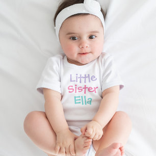 Kleine Schwester Farbige Schrift Personalisiert Baby Strampler