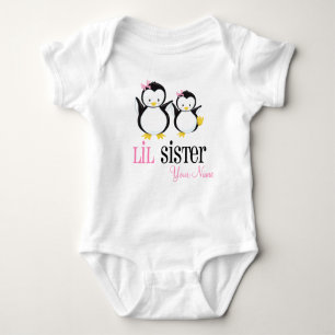Kleine Schwesterpenguin-personalisiertes rosa Baby Strampler