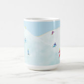 Kleine Skifahrer auf dem Snowy Hill Kaffeetasse (Mittel)