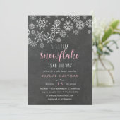 Kleine Snowflake Chalkboard Babydusche Einladung (Stehend Vorderseite)