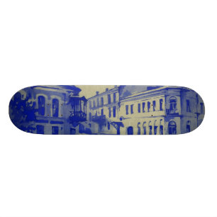 Kleine Straßen in der alten Stadt Skateboard