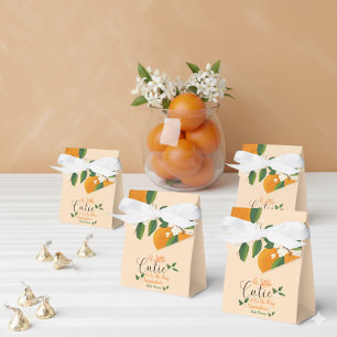 Kleine Süsse auf dem Weg zur orangefarbenen Babydu Geschenkschachtel