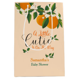 Kleine Süsse auf dem Weg zur orangefarbenen Babydu Mittlere Geschenktüte