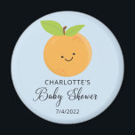 Kleine Süsse Baby Shower Magnet<br><div class="desc">Eine kleine Süsse befindet sich auf dem Weg zur Babydusche mit einem zauberhaften,  orangefarbenen Set auf hellblauem Hintergrund. Besuchen Sie unseren Shop und sehen Sie sich unsere kleine Süsse Design Kollektion an.</div>