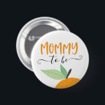 Kleine Süsse Citrus Orange Mommy zu sein Button<br><div class="desc">Lass jedem wissen,  bei der Babydusche,  wer die Mommy zu sein ist mit diesem niedlichen Button! Sehen Sie sich die gesamte Kollektion an,  um mehr passende Artikel zu finden!</div>
