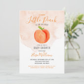 Kleine Süsse Peach ist auf der Way Baby Dusche Einladung (Stehend Vorderseite)