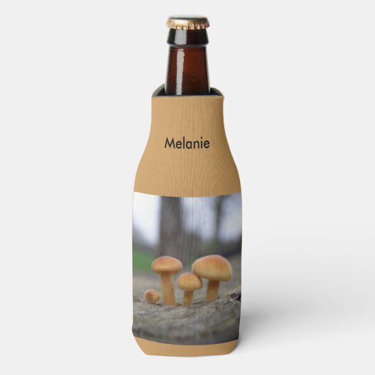 Kleine Toadstools Makro Personalisierte Flasche Co Flaschenkühler (Flaschenvorderseite)