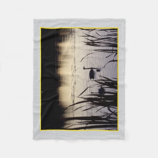 Kleine Trompetenschwäne im Dusk Fleece Blanket (Vorderseite)