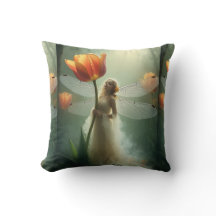 Kleine Tulip Fairy in feinen, fließenden Kleidern