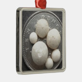 Kleine versteinerte Seeigel auf einem Stück 10p Silbernes Ornament (Rechts)