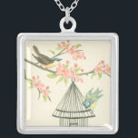 Kleine Vögel, die auf einem Zweig und auf einem Vo Versilberte Kette<br><div class="desc">Nancy Slocum's haben im Laufe der Jahre viele Vögel gemalt. Dieses Bild zeigt zwei kleine blaue und gelbe Vögel auf einem Ast,  umgeben von rosa Blume und sieht neugierig auf einen Vogelkäfig aus. Holen Sie sich dieses coole Stück zum Vogelgezwitscher auf Ihr Zazzle-Produkt.</div>