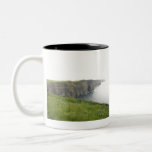 KLEINE VON MOHER ZWEIFARBIGE TASSE<br><div class="desc">Eine der berühmtesten Sehenswürdigkeiten Irlands, die Klippen von Moher sind komplett vertikal und die Klippe ist sofort. An einem klaren Tag ist die Aussicht enorm, mit Inseln, die auf den Gewässern der Bucht von Galway liegen. Es ist ein wunderschöner Anblick, den Menschen auf der ganzen Welt persönlich erleben wollten. Von...</div>