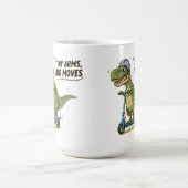 Kleine Waffen. Große Energie. Dino auf Rädern! Kaffeetasse (Mittel)