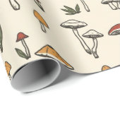 Kleine Wald-Pilze auf beigem Hintergrund Geschenkpapier (Rolleneckpunkt)
