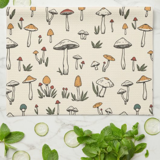 Kleine Wald-Pilze auf beigem Hintergrund Geschirrtuch (Gefaltet)