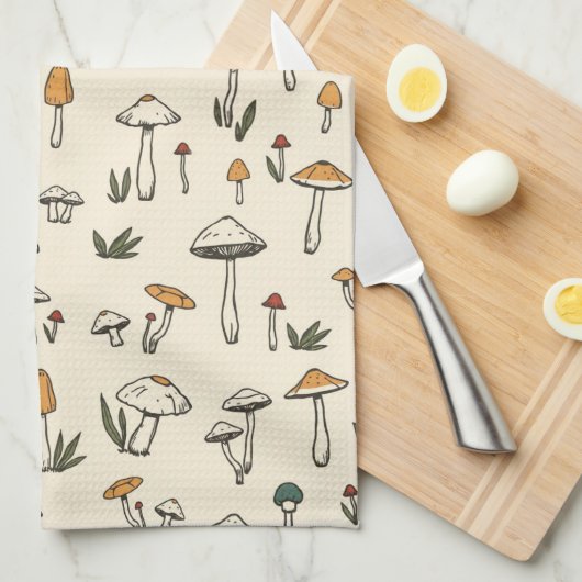 Kleine Wald-Pilze auf beigem Hintergrund Geschirrtuch (Viertel Falte)