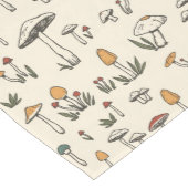 Kleine Wald-Pilze auf beigem Hintergrund Mittelgroßer Tischläufer (Ecke)