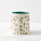 Kleine Wald-Pilze auf beigem Hintergrund Tasse (Zentrum)