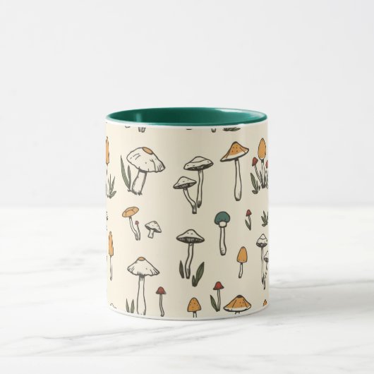 Kleine Wald-Pilze auf beigem Hintergrund Tasse (Zentrum)